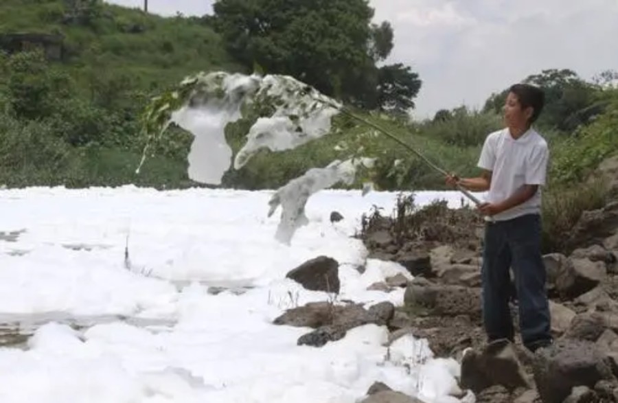 Permanent toxic foam on the Santiago River